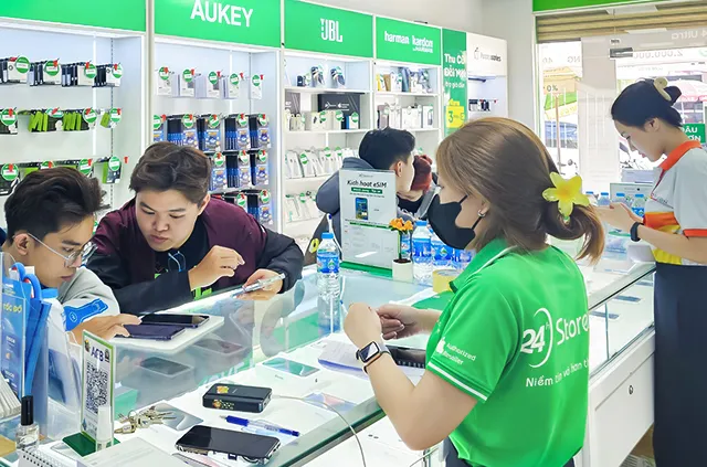 Khách mua hàng tại 24hStore