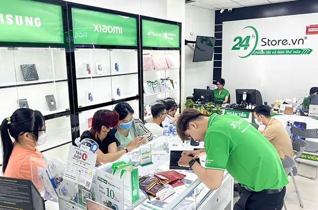 Khách mua hàng tại 24hStore