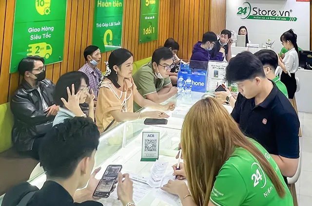 Khách mua hàng tại 24hStore