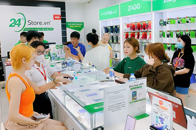 Khách mua hàng tại 24hStore