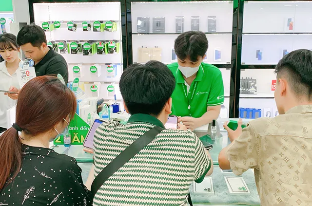 Khách mua hàng tại 24hStore