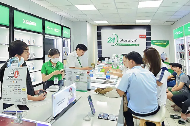 Khách mua hàng tại 24hStore