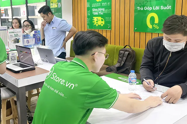 Khách mua hàng tại 24hStore