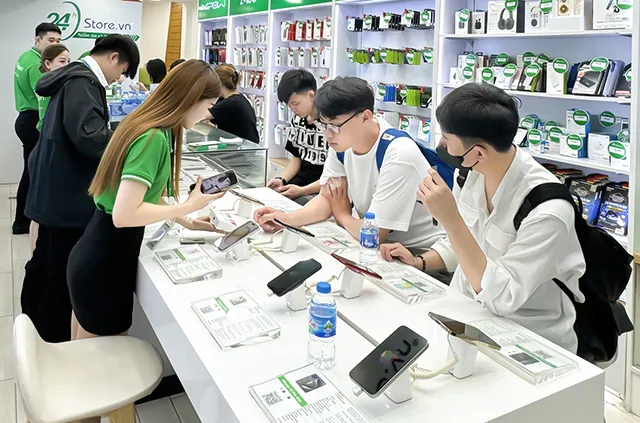 Khách mua hàng tại 24hStore