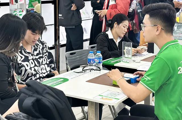 Khách mua hàng tại 24hStore