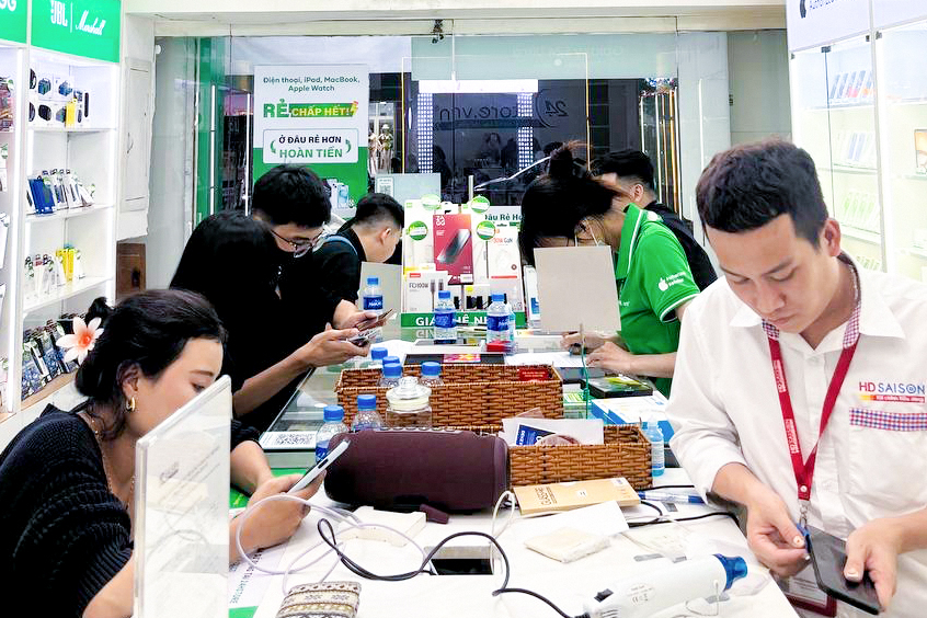 Khách sửa tại 24hStore 4