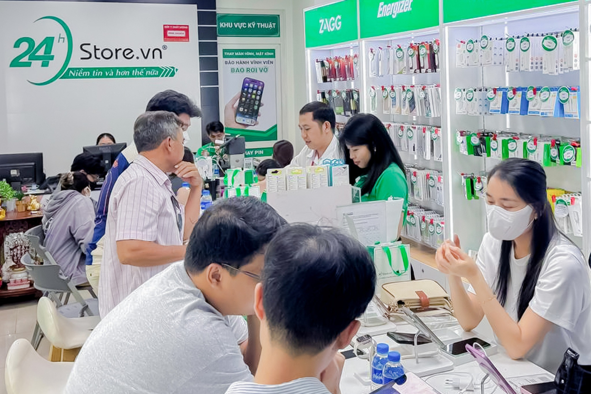 Khách sửa tại 24hStore 5
