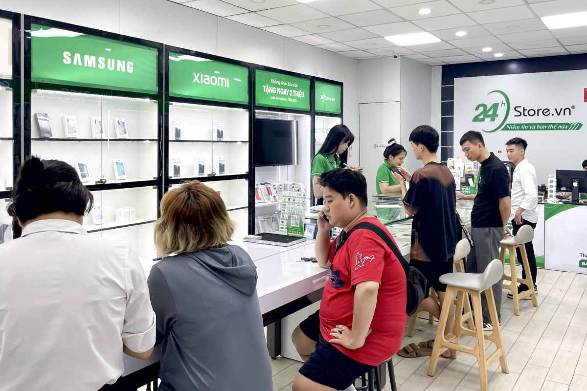 Khách sửa tại 24hStore 6