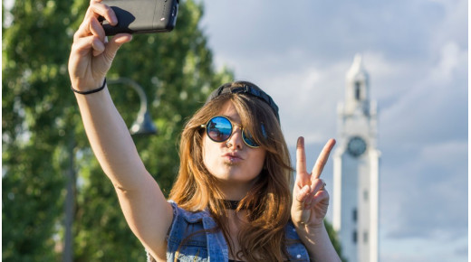 Bạn đã biết – Giơ hai ngón tay khi chụp hình sẽ khiến điện thoại bị hack đấy!