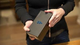 Galaxy S9 và S9 plus sẽ tặng kèm ốp lưng cho khách hàng Việt Nam.