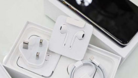 Tiền nhiều để làm gì? Mua iPhone XS Max tặng bạn gái chứ làm gì!