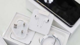 Tiền nhiều để làm gì? Mua iPhone XS Max tặng bạn gái chứ làm gì!