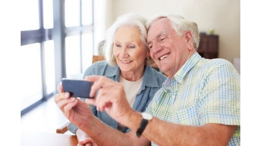 Những tiêu chí mua smartphone cho người lớn tuổi bạn nên biết