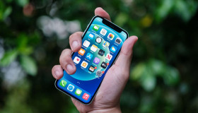 Trên tay iPhone 12 mini: Khi thế giới iOS nằm gọn trong bàn tay bạn