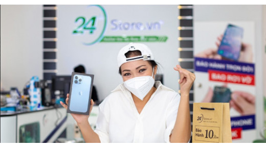 Phương Thanh ghé 24hStore lên đời iPhone 13 Pro Max trên đường đi làm tình nguyện