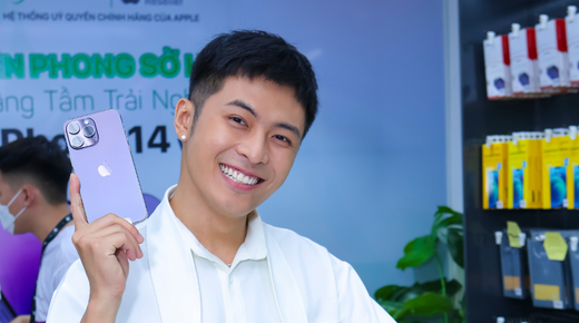 Ca sĩ Gin Tuấn Kiệt sắm siêu phẩm iPhone 14 Pro Max dành tặng cho mẹ nhân dịp 20/10
