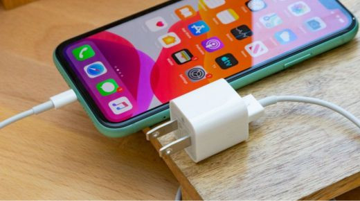 10 sai lầm khi sạc điện thoại và mẹo sạc pin đúng cách để kéo dài tuổi thọ