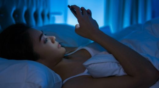 Ngủ cạnh điện thoại vào ban đêm phải lưu ý 3 điều này
