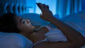 Ngủ cạnh điện thoại vào ban đêm phải lưu ý 3 điều này