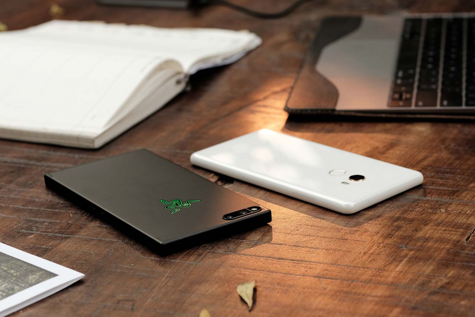 xiaomi mi mix 2 va razer phone hinh anh 2