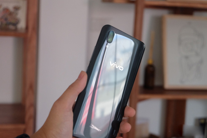 smartphone dau tien tren the gioi co cam bien van tay duoi man hinh