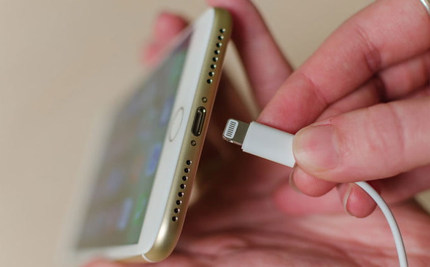 Top 7 thủ thuật hay trên iPhone 7 cũ nhưng không bao giờ lỗi thời - Vừa cắm sạc vừa nghe nhạc iPhone 7 cũ với các mẹo hay