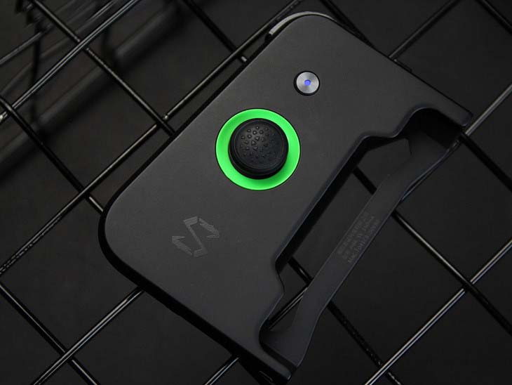 black shark tra gop Black Shark có tay cầm chơi game