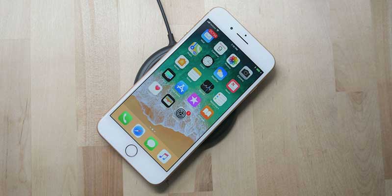 Lý do bạn nên mua iPhone 8 tại hệ thống bán lẻ 24hStore 2 iPhone 8 có thiết kế mặt lưng kính tích hợp công nghệ sạc không dây cực kỳ tiện dụng