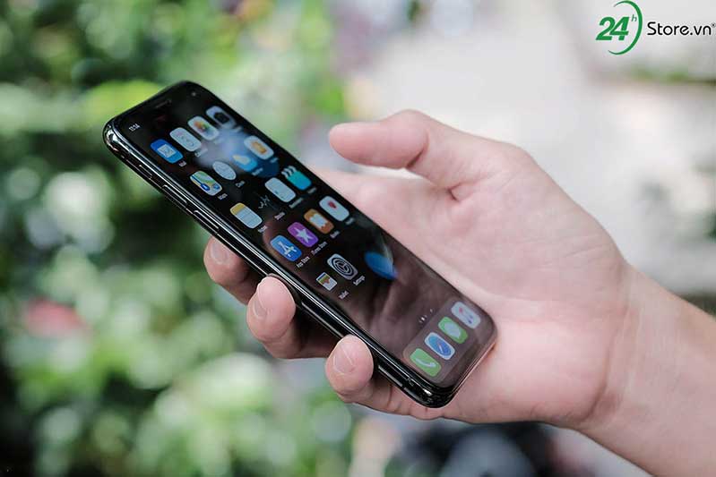 iPhone X tích hợp màn hình OLED 3