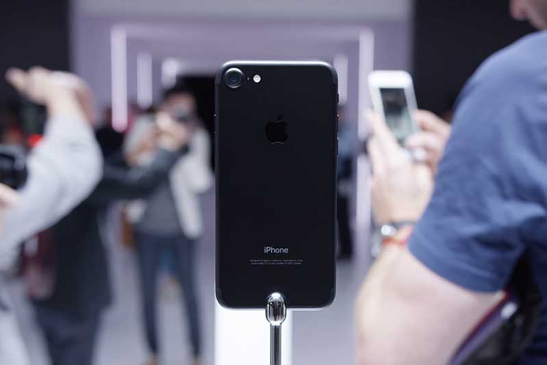 lỗ nhỏ phía sau iPhone còn có tác dụng lọc tiếng ồn Tác dụng lọc tiếng ồn