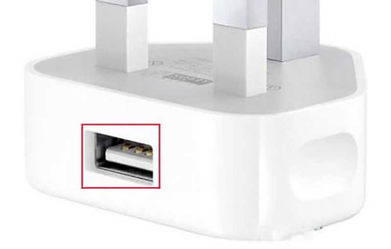 Chân sạc trên cốc sạc iPhone chính hãng sáng và làm bằng đồng. huong dan phan biet that gia sac cap iphone chinh hang hinh anh 4