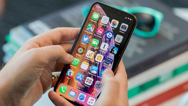 iPhone 8 vs iPhone Xs hình 2