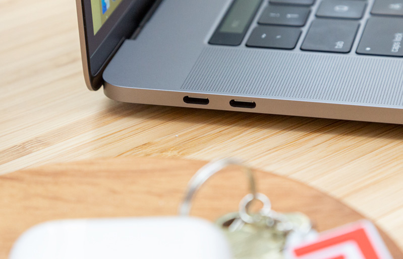 Macbook Pro 15 inch MV922 2019 Apple Thunderbolt 3.0 mạnh mẽ và linh hoạt nhất hình 2 Cổng kết nối