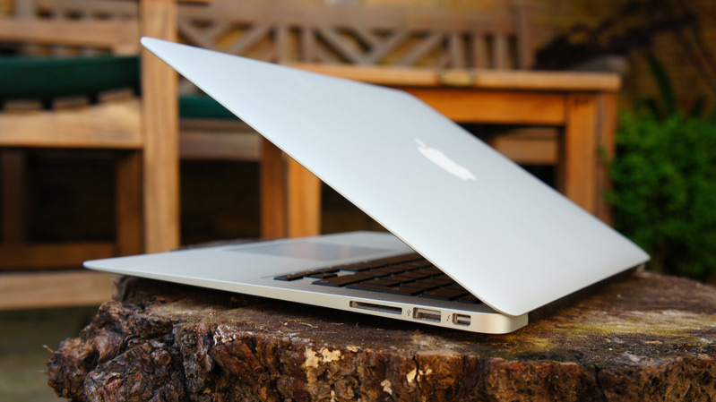 Macbook Air 13 inch MD760B 2014 cũ – Cổng kết nối và thời lượng pin