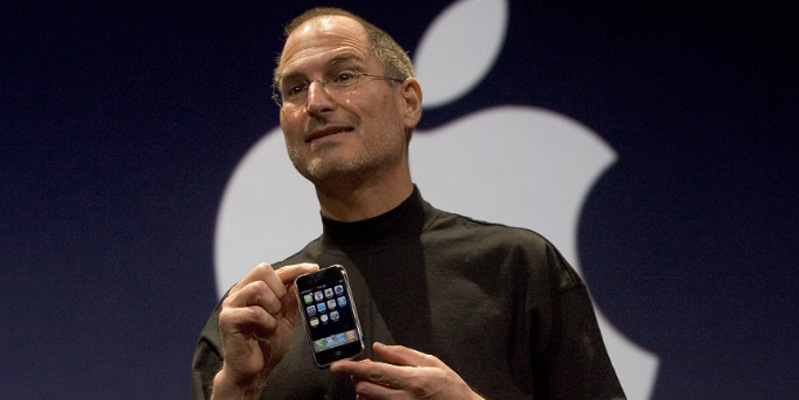 Steve Jobs và iPhone đã thay đổi ý nghĩa của điện thoại thông minh Steve Jobs và iPhone đã thay đổi ý nghĩa của điện thoại thông minh