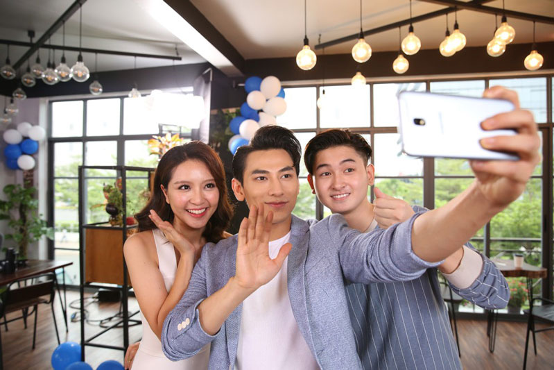 Selfie bằng cử chỉ trên điện thoại thông minh là gì Selfie bằng cử chỉ trên điện thoại thông minh là gì