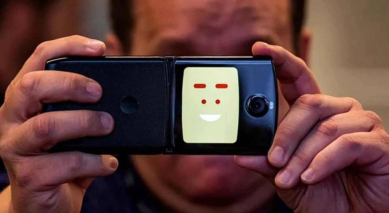 So sánh Galaxy Fold và Motorola Razr: đâu mới là smartphone màn hình gập tốt nhất 2019? hinh 5 mặt lưng của Motorola Razr