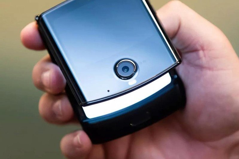 So sánh Galaxy Fold và Motorola Razr: đâu mới là smartphone màn hình gập tốt nhất 2019? hinh 7 Motorola Razr gập lại nhỏ gọn