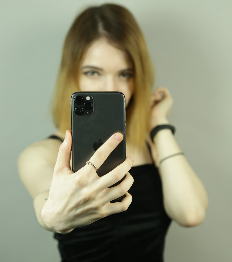 Iphone 11 Pro max với 2 màu đen và trắng