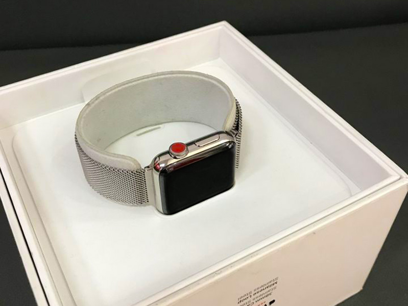 Về phần nút bấm Màn hình và dây đeo