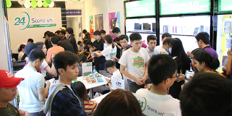 khách hàng đến với 24hStore