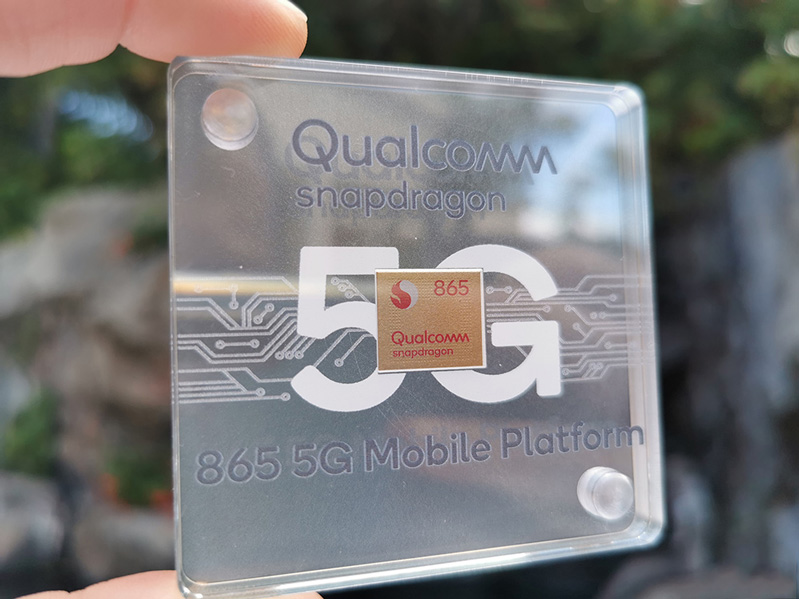 con chip khủng long Snapdragon 865 của Qualcomm