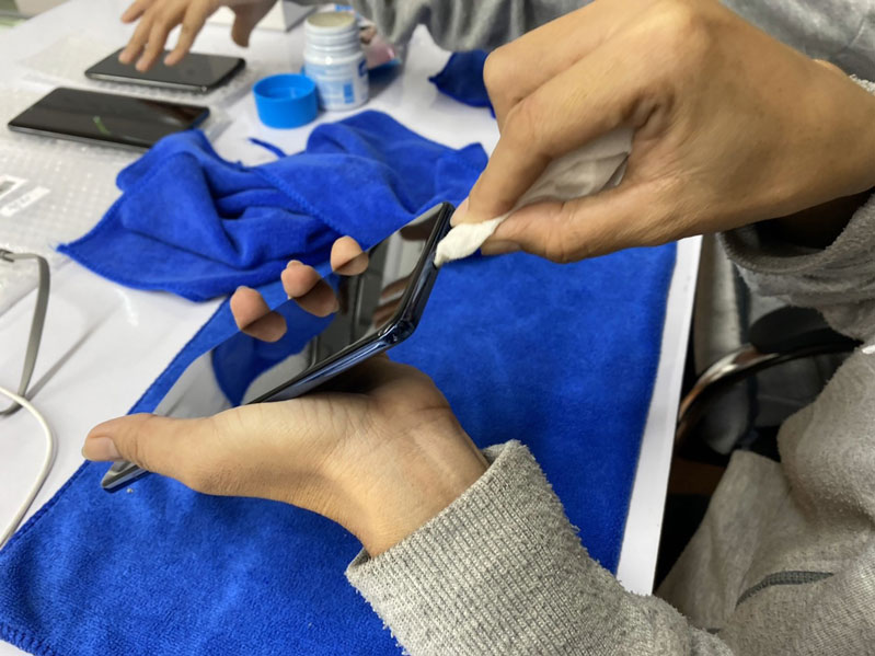 Đừng bỏ qua: Cách vệ sinh điện thoại chống lây nhiễm dịch Covid-19 hình 3 Sử dụng cồn sát khuẩn để vệ sinh