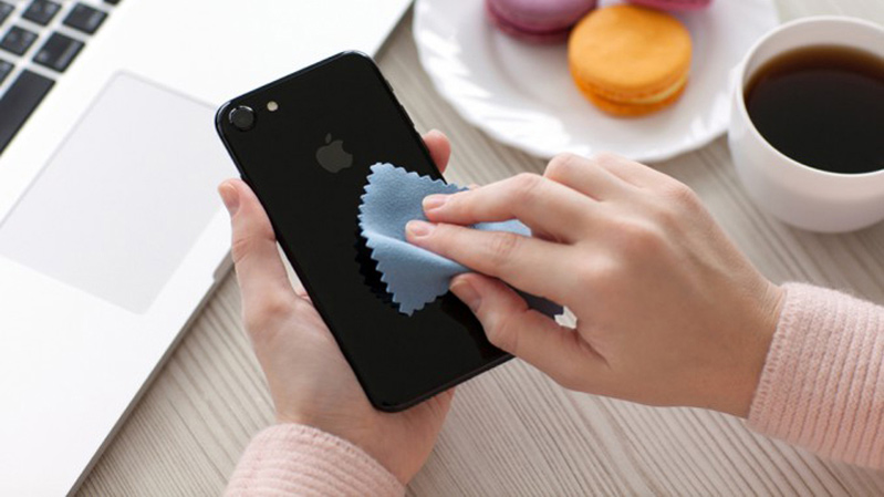 Đừng bỏ qua: Cách vệ sinh điện thoại chống lây nhiễm dịch Covid-19 hình 3 Dùng vải Microfiber