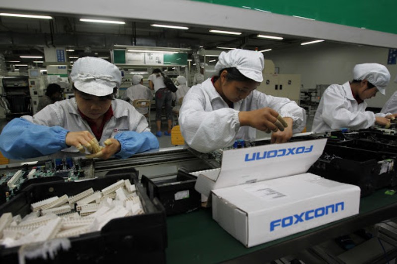 Nhân viên Foxconn làm việc trong dây chuyền sản xuất 