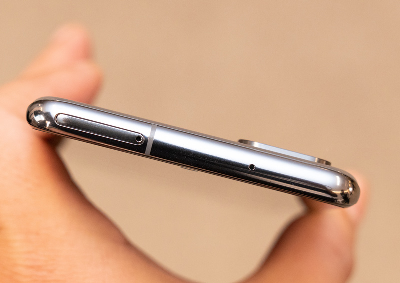 Loa thoại ẩn ở cạnh trên thiết bị