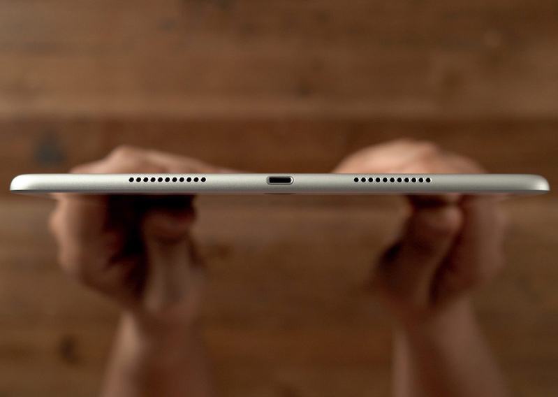 Khe cắm sạc nằm giữa hai hàng loa đối xứng