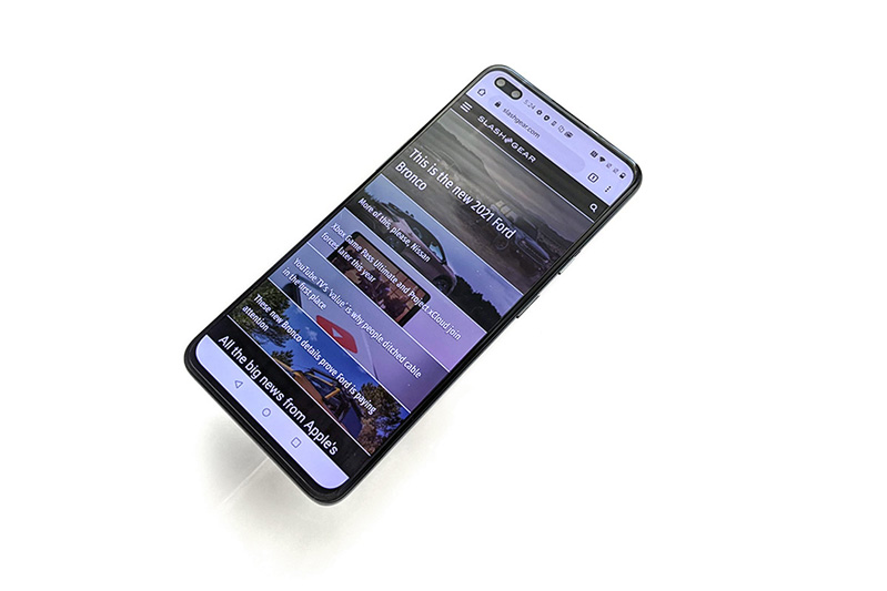màn hình và camera trước của OnePlus Nord