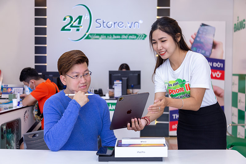 Sỹ Luân thử máy tại 24hStore