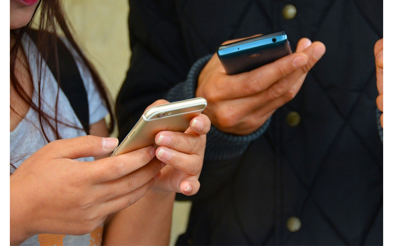 điện thoại 1 con người đang quá tập trung vào điện thoại